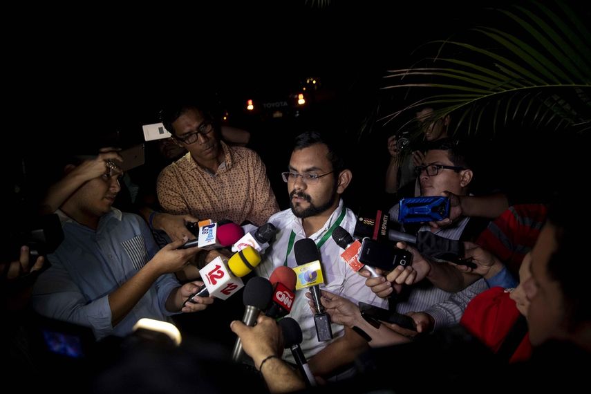 Max Jeréz,&nbsp;representante de la coalición universitaria y miembro de la Alianza Cívica por la Democracia,&nbsp; habla con los medios a su salida del INCAE, sede de las negociaciones con el régimen de Daniel Ortega.