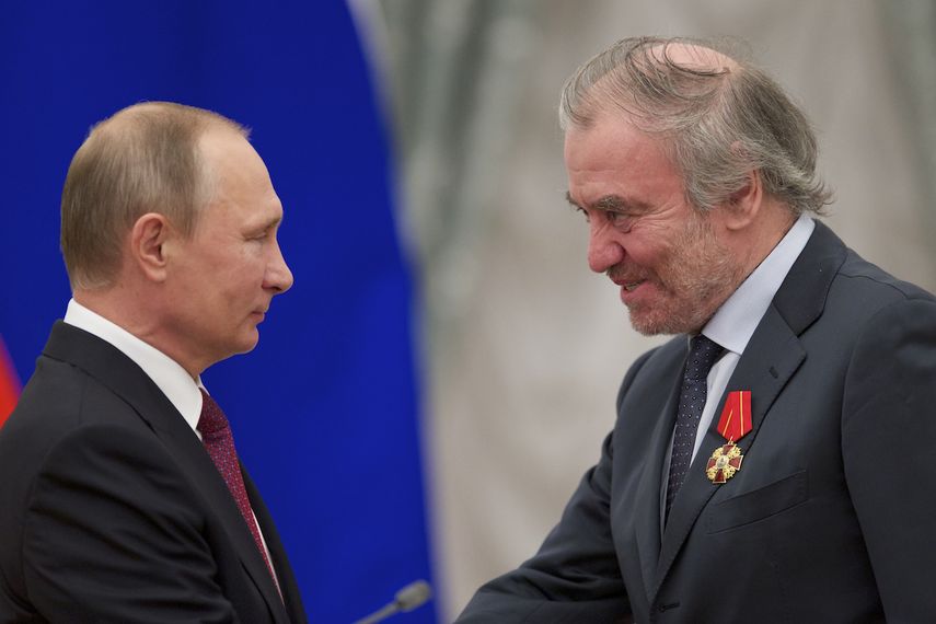 El presidente ruso Vladimir Putin, a la izquierda, le entrega una medalla al entonces director artístico del Teatro Mariinsky, Valery Gergiev, durante una ceremonia de premios en el Kremlin de Moscú, el 22 de septiembre de 2016.&nbsp;