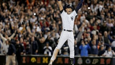 En imagen de archivo del 25 de septiembre de 2014, el campocorto Derek Jeter, de los Yanquis de Nueva York, salta tras pegar el sencillo decisivo ante los Orioles de Baltimore en el noveno inning del partido, en Nueva York