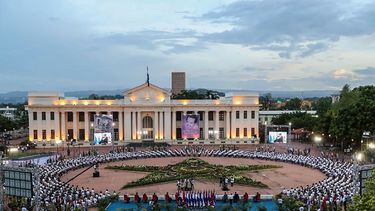 El dictador Daniel Ortega, y su esposa, la vicepresidenta Rosario Murillo, festejaron el aniversario de la Revoluci&oacute;n Sandinista en torno a una misteriosa estrella gigante, generando sospechas de superstici&oacute;n y pr&aacute;cticas ocultistas.