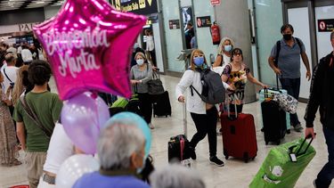 Pasajeros en la puerta de llegadas de la Terminal 4 (T4) del aeropuerto Adolfo Suárez Madrid-Barajas, en Madrid, España.&nbsp;