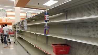 los anaqueles de agua potable estaban vacíos en los supermercados.