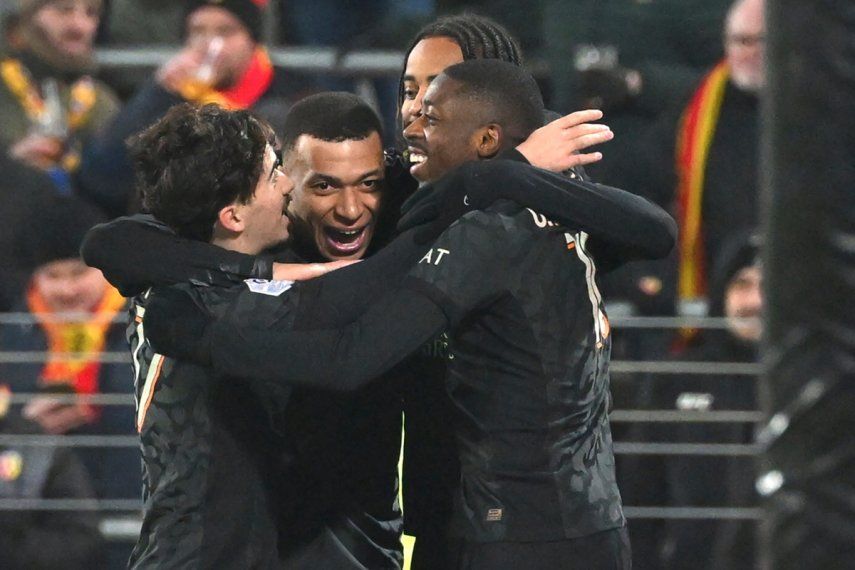 Jugadores del París Saint-Germain celebran después de que Bradley Barcola anotara el primer gol de su equipo en el partido de la Liga 1 de Francia contra el Lens en el estadio Bollaert-Delelis en Lens, al norte de Francia, el domingo 14 de enero de 2024.&nbsp;