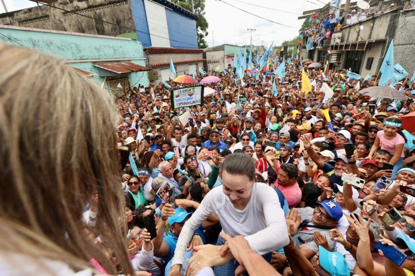 La dirigente María Corina Machado recorrió varias poblaciones del estado Apure, en los llanos venezolanos, para llamar al voto por Edmundo González Urrutia