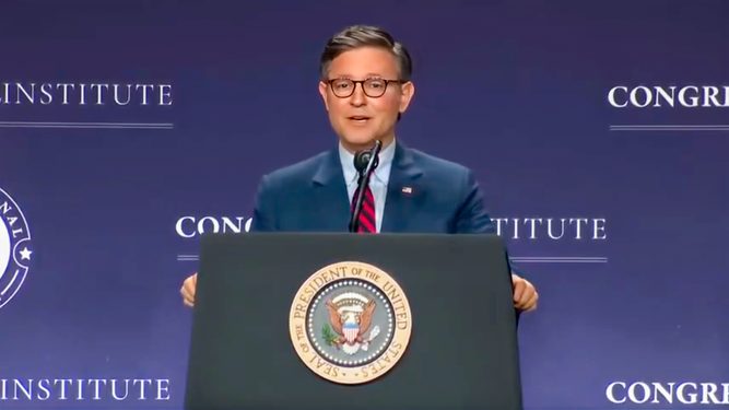 Mike Johnson, presidente de la Cámara de Representantes de EEUU, habla en Doral, Florida.