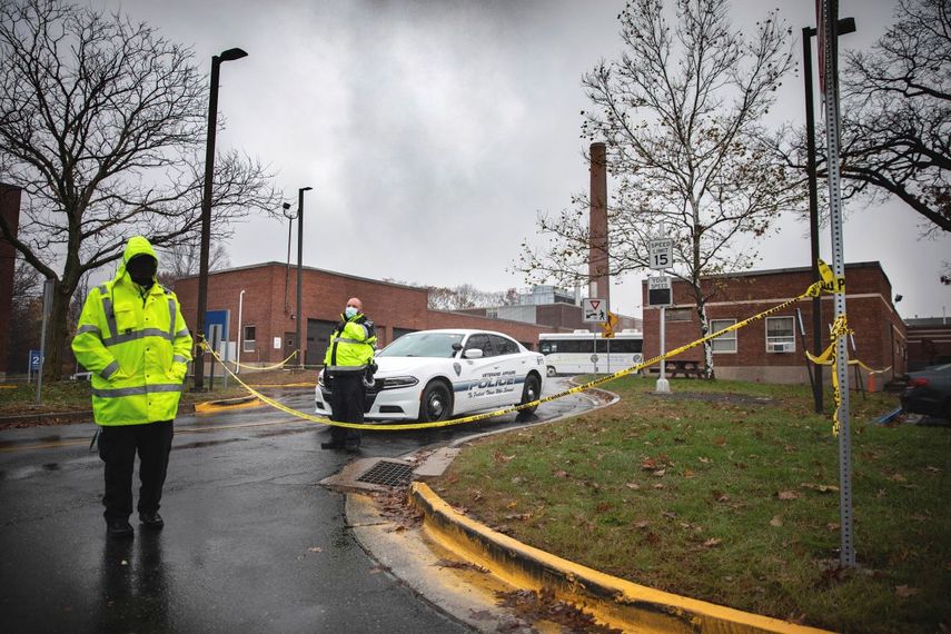 Un policía monta guardia a la entrada a una zona de mantenimiento de un hospital para Veteranos de Guerra después de una explosión, el viernes 13 de noviembre de 2020 en West Haven, Connecticut.