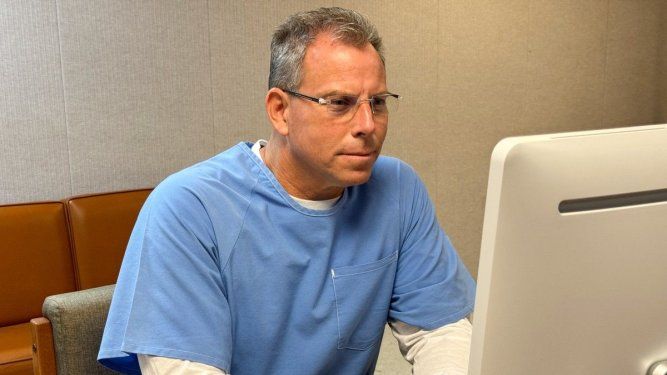 En esta foto difundida por el Departamento de Correccionales de California, Erik Menéndez comparece ante la junta de libertad condicional por teleconferencia el 21 de agosto de 2025 en el Centro Correccional Richard J. Donovan de San Diego, California.