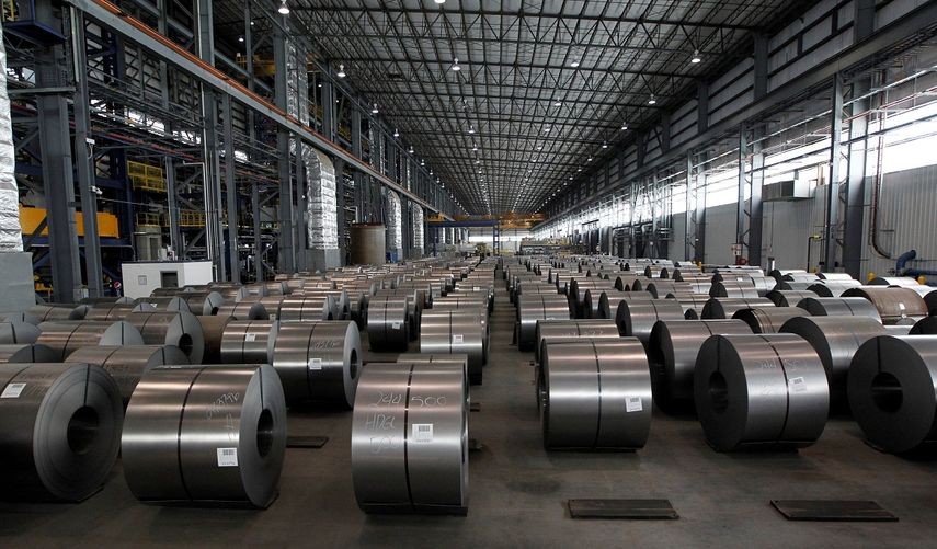 Vista de varias bobinas de acero galvanizado en una planta siderúrgica estadounidense en Dearborn, Michigan.