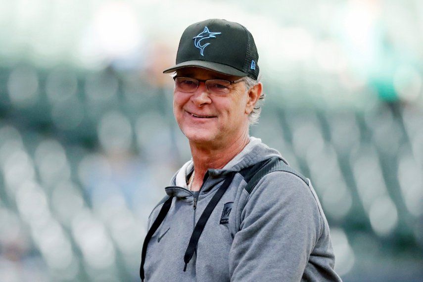 Don Mattingly, manager de los Marlins de Miami, sonríe antes de un juego ante los Cerveceros de Milwaukee, el sábado 1 de octubre de 2022