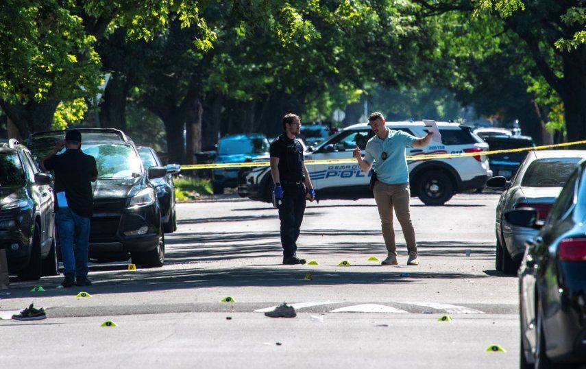 La policía investiga en el lugar donde ocurrió el tiroteo.