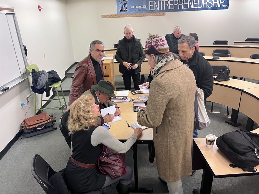 Iván Acosta firma ejemplares de su libro.