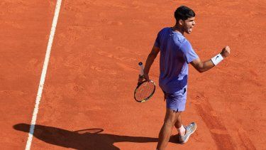 El español Carlos Alcaraz celebra tras ganarle al alemán Daniel Altmaier durante el partido de octavos de final del torneo ATP Masters Series de Montecarlo, el 10 de abril de 2025.