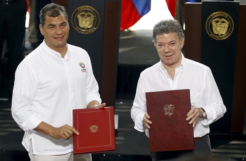 Rafael Correa (i), presidente de Ecuador, junto al presidente colombiano Juan Manuel Santos (REUTERS)