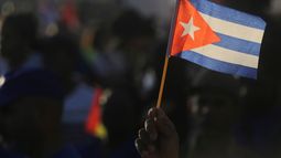 Una persona ondea una bandera cubana durante una reunión para conmemorar el Día Internacional de los Trabajadores en la Plaza José Martí en La Habana, Cuba, el miércoles 1 de mayo de 2024.
