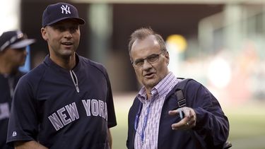 El ex manager de los Yankees, Joe Torre, derecha, conversa con el jugador Derek Jeter el lunes, 5 de mayo de 2014, en Anaheim, California. (AP)