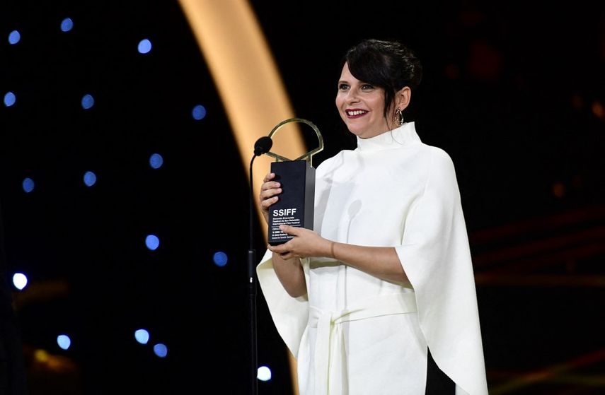 La directora española Jaione Camborda recibe el premio Concha de Oro a la mejor película por O corno durante la ceremonia de clausura del 71º Festival de Cine de San Sebastián en la ciudad vasca de San Sebastián, en el norte de España, el 30 de septiembre de 2023.