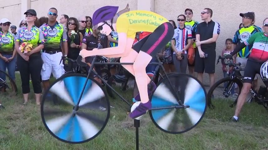 Decenas de personas se reunieron en el mismo lugar donde perdieron la vida Denise Marsh, de 53 años, y Carlos Rodríguez, de 62, tras ser arrollados por un vehículo.