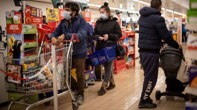 Clientes realizan compras en un supermercado en EEUU.