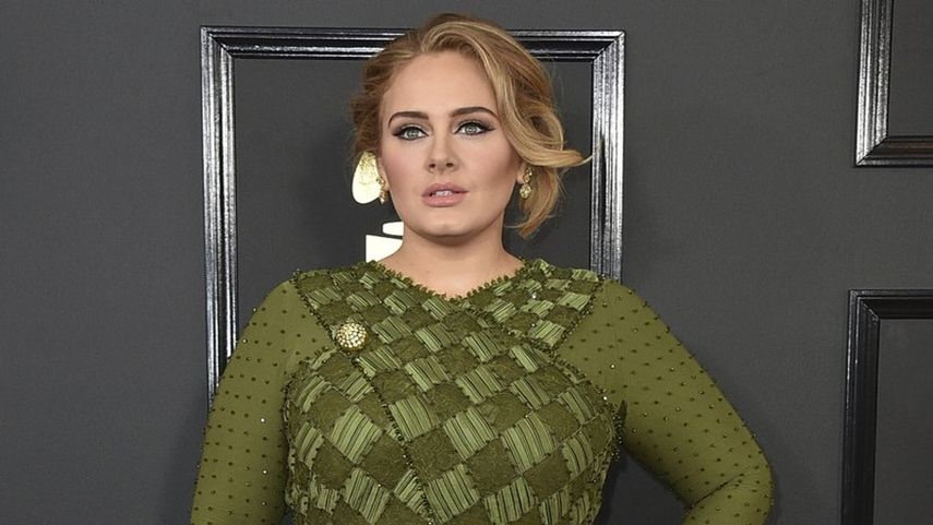 Adele llega a la 59 entrega anual de los premios Grammy, el 12 de febrero de 2017 en Los Angeles.&nbsp;