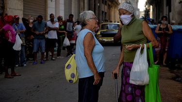 Una mujer mayor usa una m&aacute;scara facial como medida preventiva contra la propagaci&oacute;n del nuevo coronavirus, COVID-19, en La Habana, el 24 de marzo de 2020.&nbsp;