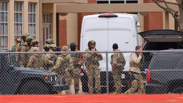 El equipo SWAT se despliegan cerca de la Sinagoga en Texas