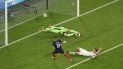 El delantero francés Karim Benzema remata el balón, pero el VAR descarta el gol por fuera de juego El delantero francés Karim Benzema remata el balón, pero el VAR descarta el gol por fuera de juego