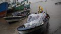 Varias personas salen del puerto en bote para regresar a sus comunidades en medio de la lluvia generada por la tormenta tropical Bonnie, el 1 de julio de 2022, en Bluefields, Nicaragua. 