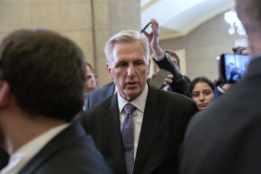 El congresista republicano Kevin McCarthy, representante de California, abandona la Cámara de Representantes al final de una sesión, en Washington, el miércoles 4 de enero de 2023.