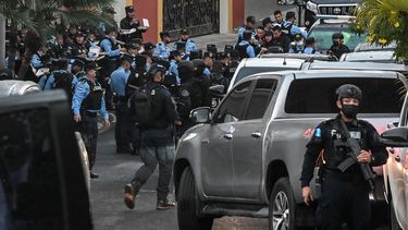 Miembros de las fuerzas especiales de la policía frente a la casa del expresidente de Honduras, Juan Orlando Hernández, en Tegucigalpa el 15 de febrero de 2022