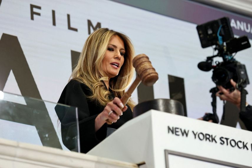 La primera dama Melania Trump abre la sesión de Wall Street el 28 de enero.