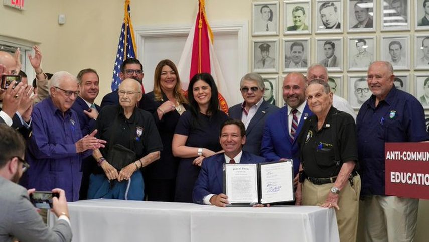 Ron DeSantis durante la ceremonia de firma de la nueva ley. 