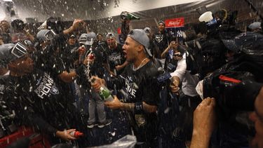 Los Yankees de Nueva York festejan en el cubhouse luego de eliminar a los Mellizos de Minnesota en el tercer juego de la Serie Divisional de la Liga Americana, el martes 8 de octubre de 2019&nbsp;