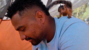 Yeison, un migrante venezolano de 23 años, recorrió miles de kilómetros (millas) con su mascota hasta la frontera con Estados Unidos. Pero Yeison y Nico podrían tener que separarse si él consigue entrar a Estados Unidos.