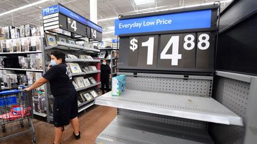 Un cliente en un mercado de la cadena Walmart.