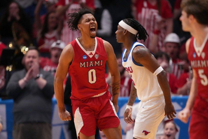 Eian Elmer #0 de los RedHawks de Miami (OH) celebra después de una clavada durante la segunda mitad contra los Mustangs SMU en el primer partido del Torneo de Baloncesto Masculino de la NCAA 2026 en el UD Arena el 18 de marzo de 2026 en Dayton, Ohio.&nbsp;