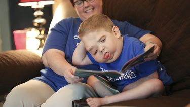 Jane Fergus, de Lawrence, Kansas, dice que el Medicaid paga todas las cuentas médicas de su hijo Franklin, de 8 años, quien nació con una discapacidad genética que le impide hablar o caminar. También cubre la silla de ruedas, el andador y el cuidado de salud en el hogar.