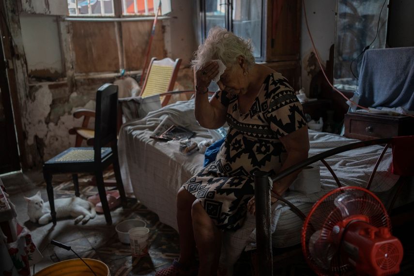 Margarita Salazar, de 82 años, se limpia el sudor con un pañuelo dentro de su casa en medio de un intenso calor en Veracruz, México, el 16 de junio de 2024.