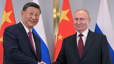El presidente de Rusia, Vladímir Putin, estrecha la mano del presidente de China, Xi Jinping, en una cumbre en un aparte de la cumbre de la Organización de Cooperación de Shanghái, en Astaná, el 4 de julio de 2024.&nbsp;