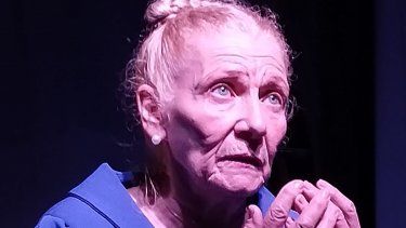 La actriz Susana Yasan en la pieza teatral Rose, de sobrevivir a vivir.