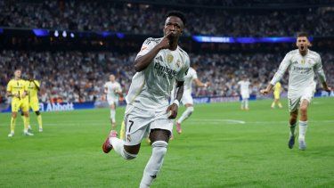 El delantero brasileño del Real Madrid, Vinicius Junior, celebra el primer gol durante un partido de la liga española entre su club y el Villarreal CF en el estadio Santiago Bernabéu de Madrid, el 4 de octubre de 2025.