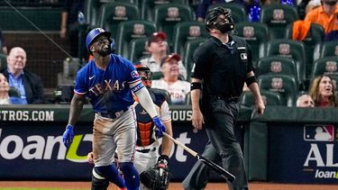 Adolis García batea un cuadrangular durante la octava entrada del Juego 7 de la Serie de Campeonato de la Liga Americana en contra de los Astros de Houston