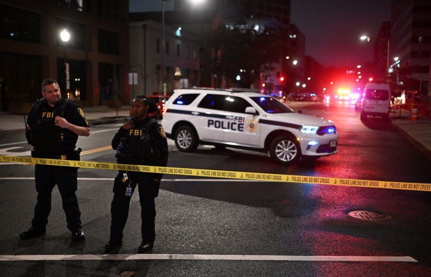 Agentes del FBI acordonan la escena del crimen fuera del Museo Judío del Capitolio tras un tiroteo que dejó dos muertos, en Washington, DC, el 21 de mayo de 2025.