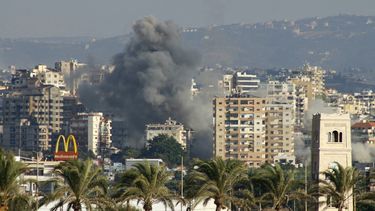 El humo se eleva tras un ataque israelí contra localidades cercanas a la ciudad de Tiro, en el sur del Líbano, el 29 de septiembre de 2024.&nbsp;