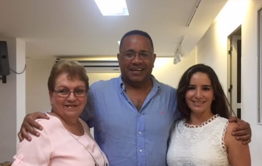 La doctora Mary Morín (izquierda) junto a Antonio Arroyo y una joven.&nbsp;