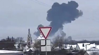 En esta imagen tomada de un video grabado por un testigo y verificado, una humareda se alza tras el choque de un avión en una zona residencial cerca de Yablonovo, laregión de Belgorod, el miércoles 23 de junio de 2024. Un avión militar ruso de transporte que llevaba a 65 prisioneros de guerra ucranianos, seis tripulantes y tres acompañantes se estrelló el miércoles por la mañana en la región rusa de Belgorod, cerca de Ucrania, según el Ministerio ruso de Defensa.&nbsp;