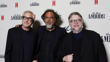 Los cineastas mexicanos Alfonso Cuarón, Alejandro González Iñárritu y Guillermo del Toro asisten a Three Amigos in Conversation de Netflix en el Teatro David Geffen en el Museo de la Academia el 6 de enero de 2023 en Los Ángeles. La amistad de los mexicanos trasciende el éxito. &nbsp;