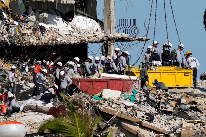 Rescatistas buscan entre los escombros del condominio Champlain Towers South, en Surfside, Florida.&nbsp;