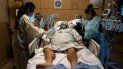 En esta fotografía de archivo del 19 de noviembre de 2020, las enfermeras Karen Ross, derecha, y Angela Nguyen atienden a un paciente enfermo de COVID-19 en el Centro Médico Providence Holy Cross, en el sector Mission Hills de Los Ángeles. En esta fotografía de archivo del 19 de noviembre de 2020, las enfermeras Karen Ross, derecha, y Angela Nguyen atienden a un paciente enfermo de COVID-19 en el Centro Médico Providence Holy Cross, en el sector Mission Hills de Los Ángeles.
