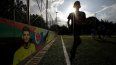 Jóvenes futbolistas entrenan en el Club Bayer de fútbol escolar, fundado por Luis Manuel Díaz, padre del jugador de la selección de Colombia y del equipo inglés Liverpool, Luis Díaz, representado en una pintura en la pared a la izquierda, en Barrancas, Colombia, el miércoles 8 de noviembre de 2023.