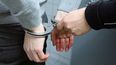 Hombre bajo arresto
